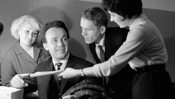 Иосиф Кобзон и почитатели его таланта. 1967 год Иосиф Кобзон и почитатели его таланта. 1967 год