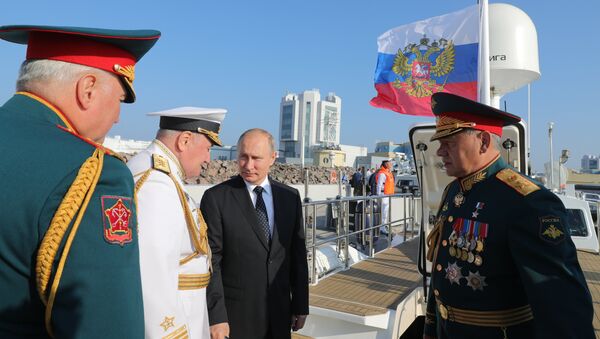Президент РФ Владимир Путин и министр обороны РФ Сергей Шойгу на Главном военно-морском параде. 29 июля 2018 Президент РФ Владимир Путин и министр обороны РФ Сергей Шойгу на Главном военно-морском параде. 29 июля 2018