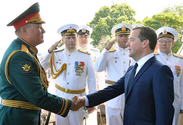 Премьер-министр РФ Д. Медведев принял участие в праздновании Дня ВМФ в Севастополе Премьер-министр РФ Д. Медведев принял участие в праздновании Дня ВМФ в Севастополе