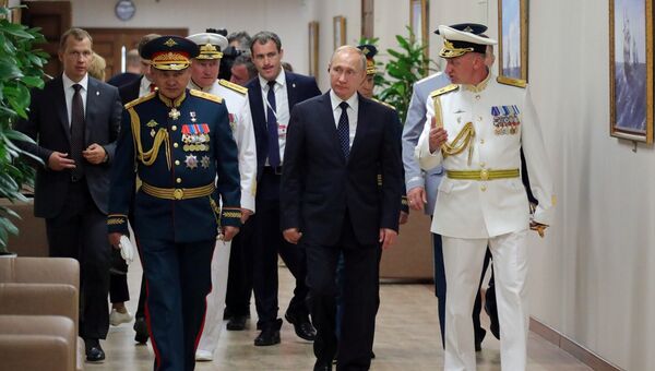 Президент РФ Владимир Путин во время посещения Нахимовского военно-морского училища в рамках празднования Дня ВМФ России в Санкт-Петербург Президент РФ Владимир Путин во время посещения Нахимовского военно-морского училища в рамках празднования Дня ВМФ России в Санкт-Петербург