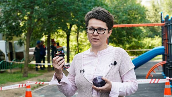 Галина Ключникова показывает устройство модуля Галина Ключникова показывает устройство модуля
