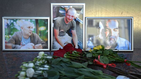 Цветы у фотографий погибших в Центральноафриканской Республике журналистов: Орхана Джемаля, Кирилла Радченко и Александра Расторгуева возле Дома журналистов в Москве. 1 августа 2018 Цветы у фотографий погибших в Центральноафриканской Республике журналистов: Орхана Джемаля, Кирилла Радченко и Александра Расторгуева возле Дома журналистов в Москве. 1 августа 2018