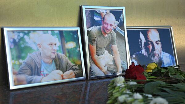Цветы у фотографий погибших в Центральноафриканской Республике журналистов: Орхана Джемаля, Кирилла Радченко и Александра Расторгуева возле Дома журналистов в Москве. 1 августа 2018 Цветы у фотографий погибших в Центральноафриканской Республике журналистов: Орхана Джемаля, Кирилла Радченко и Александра Расторгуева возле Дома журналистов в Москве. 1 августа 2018