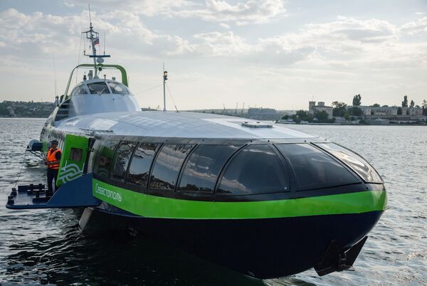 Скоростное морское пассажирское судно на подводных крыльях «Комета 120М» выполняет первый рейс по маршруту между Севастополем и Ялтой Скоростное морское пассажирское судно на подводных крыльях «Комета 120М» выполняет первый рейс по маршруту между Севастополем и Ялтой