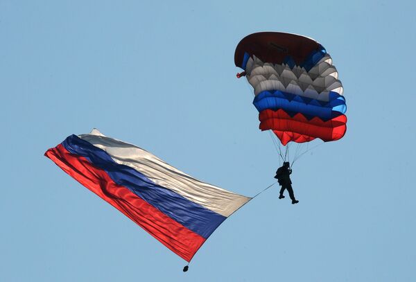 Военнослужащий Воздушно-десантных войск во время показательных выступлений на праздновании Дня ВДВ в 83-й отдельной гвардейской десантно-штурмовой бригаде в городе Уссурийске Военнослужащий Воздушно-десантных войск во время показательных выступлений на праздновании Дня ВДВ в 83-й отдельной гвардейской десантно-штурмовой бригаде в городе Уссурийске