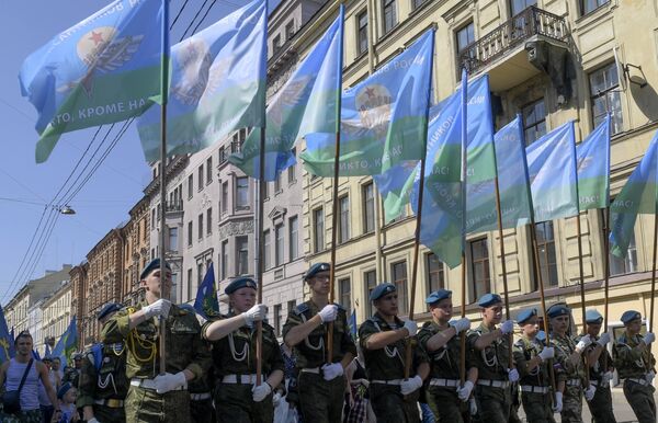 Служащие Воздушно-десантных войск во время праздничного шествия по Миллионной улице в Санкт-Петербурге Служащие Воздушно-десантных войск во время праздничного шествия по Миллионной улице в Санкт-Петербурге