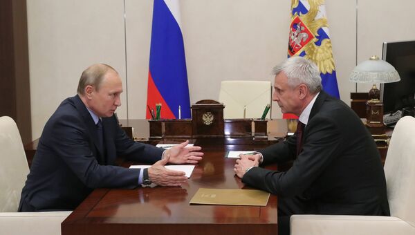 Президент РФ Владимир Путин и временно исполняющий обязанности губернатора Магаданской области Сергей Носов во время встречи. 3 августа 2018 Президент РФ Владимир Путин и временно исполняющий обязанности губернатора Магаданской области Сергей Носов во время встречи. 3 августа 2018