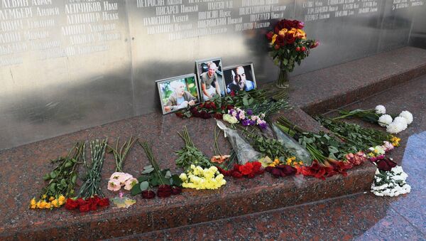 Цветы у фотографий погибших в Центральноафриканской Республике российских журналистов возле Дома журналистов в Москве Цветы у фотографий погибших в Центральноафриканской Республике российских журналистов возле Дома журналистов в Москве