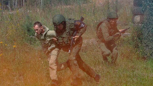 Военнослужащие на этапе «Гонка патрульного наряда» конкурса «Страж порядка» на подмосковном полигоне Алабино. Военнослужащие на этапе «Гонка патрульного наряда» конкурса «Страж порядка» на подмосковном полигоне Алабино.