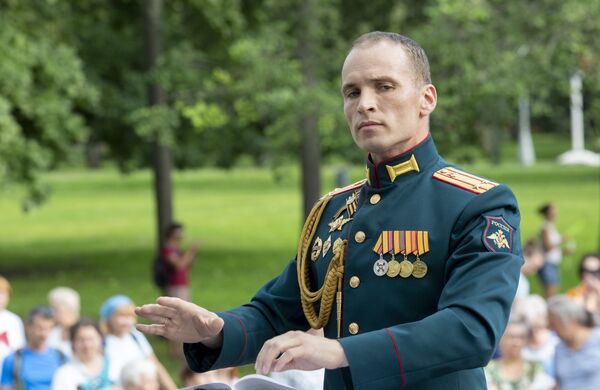Программа Военные оркестры в парках — это уникальная возможность для многих москвичей и гостей столицы познакомиться с творчеством военных музыкантов Программа Военные оркестры в парках — это уникальная возможность для многих москвичей и гостей столицы познакомиться с творчеством военных музыкантов