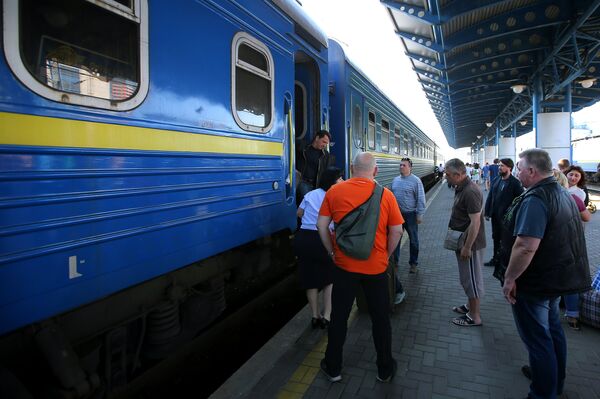Пассажиры на перроне Центрального железнодорожного вокзала в Киеве Пассажиры на перроне Центрального железнодорожного вокзала в Киеве