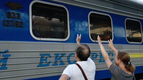 Поезд Киев - Москва на ж/д вокзале в Киеве Поезд Киев - Москва на ж/д вокзале в Киеве