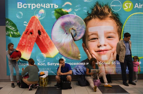 Пассажиры в аэропорту Домодедово Пассажиры в аэропорту Домодедово