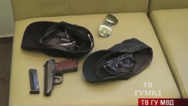 Лица преступники прятали с помощью бейсболок и темных очков Лица преступники прятали с помощью бейсболок и темных очков