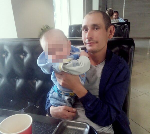 Дмитрий Тарабаев с грудным мальчиком Дмитрий Тарабаев с грудным мальчиком
