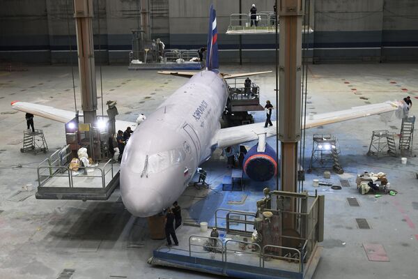 Процесс покраски самолета Sukhoi Superjet 100 Процесс покраски самолета Sukhoi Superjet 100