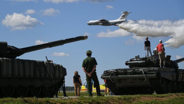 Самолет Ил-76МД перед началом третьего полуфинала международных соревнований Танковый биатлон-2018 в рамках Армейских международных игр на подмосковном полигоне Алабино Самолет Ил-76МД перед началом третьего полуфинала международных соревнований Танковый биатлон-2018 в рамках Армейских международных игр на подмосковном полигоне Алабино