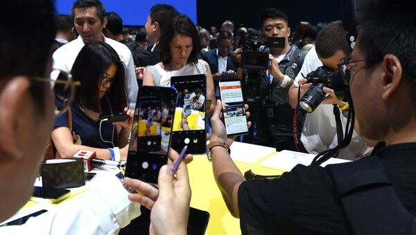 Журналисты смотрят новый телефон Galaxy Note 9 на презентации Galaxy Unpacked в Нью-Йорке Журналисты смотрят новый телефон Galaxy Note 9 на презентации Galaxy Unpacked в Нью-Йорке