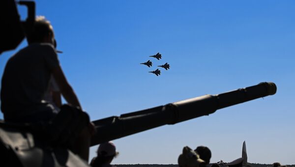 Истребители Су-30СМ пилотажной группы Русские Витязи выступают на финале международных соревнований Танковый биатлон-2018 на подмосковном полигоне Алабино Истребители Су-30СМ пилотажной группы Русские Витязи выступают на финале международных соревнований Танковый биатлон-2018 на подмосковном полигоне Алабино