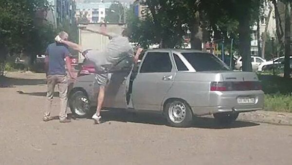 Кадр из видео, на котором автомобилист избил пешехода в Стерлитамаке Кадр из видео, на котором автомобилист избил пешехода в Стерлитамаке