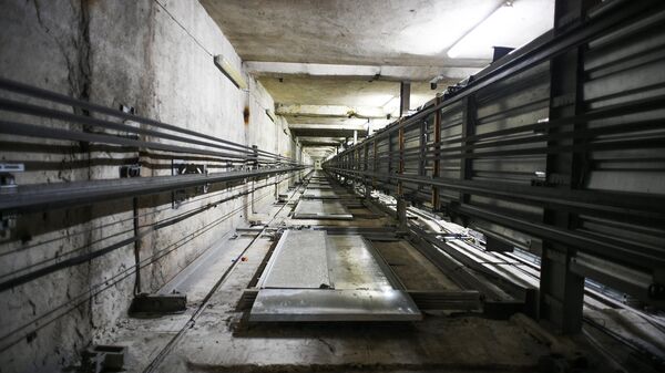 Рабочий остался жив после падения в шахту лифта на стройке в Москве