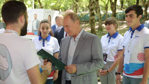 Президент РФ Владимир Путин во время осмотра выставки проектов Эко-тропа по России - стране возможностей, организованной в рамках форума Машук-2018 в Пятигорске. 15 августа 2018 Президент РФ Владимир Путин во время осмотра выставки проектов Эко-тропа по России - стране возможностей, организованной в рамках форума Машук-2018 в Пятигорске. 15 августа 2018