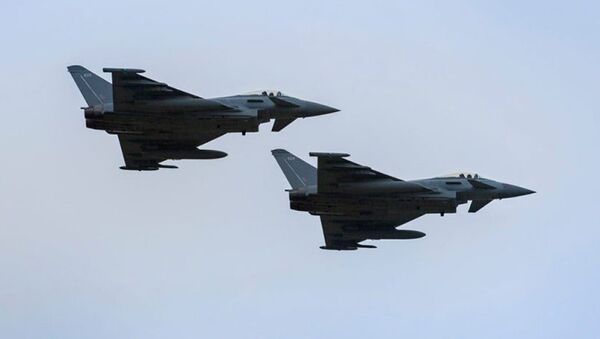 Пара истребителей Eurofighter Typhoon Королевских ВВС Великобритании Пара истребителей Eurofighter Typhoon Королевских ВВС Великобритании