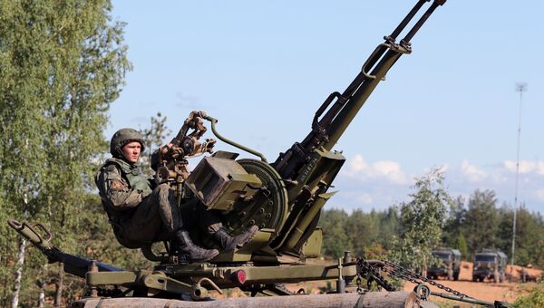 Военнослужащий армии России во время учений. Архивное фото Военнослужащий армии России во время учений. Архивное фото