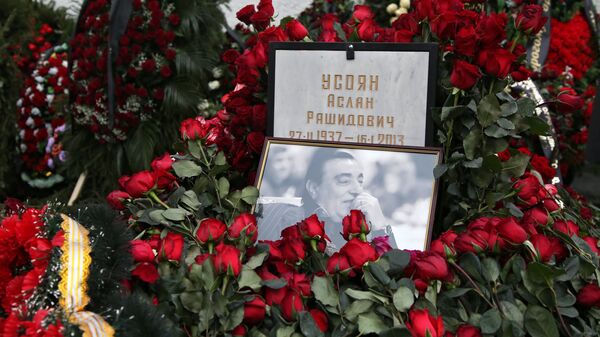 Траурные венки у могилы криминального авторитета Аслана Усояна на Хованском кладбище Траурные венки у могилы криминального авторитета Аслана Усояна на Хованском кладбище