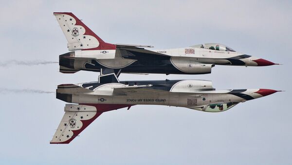 Истребители F-16 Thunderbirds ВВС США. Архивное фото Истребители F-16 Thunderbirds ВВС США. Архивное фото