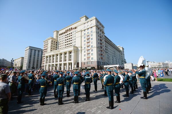 Выступление оркестра у памятника маршалу Георгию Жукову на Манежной площади в Москве в рамках программы Военные оркестры в парках Выступление оркестра у памятника маршалу Георгию Жукову на Манежной площади в Москве в рамках программы Военные оркестры в парках
