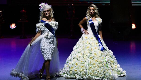 Участницы во время финала всероссийского конкурса Миссис Россия-2018 в театрально-концертном зале Планета КВН в Москве Участницы во время финала всероссийского конкурса Миссис Россия-2018 в театрально-концертном зале Планета КВН в Москве