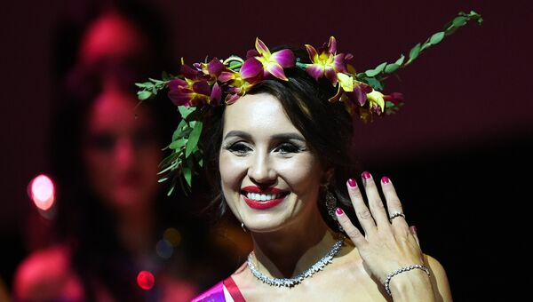 Юлия Ильина (Екатеринбург) во время финала всероссийского конкурса Миссис Россия-2018 в театрально-концертном зале Планета КВН в Москве Юлия Ильина (Екатеринбург) во время финала всероссийского конкурса Миссис Россия-2018 в театрально-концертном зале Планета КВН в Москве