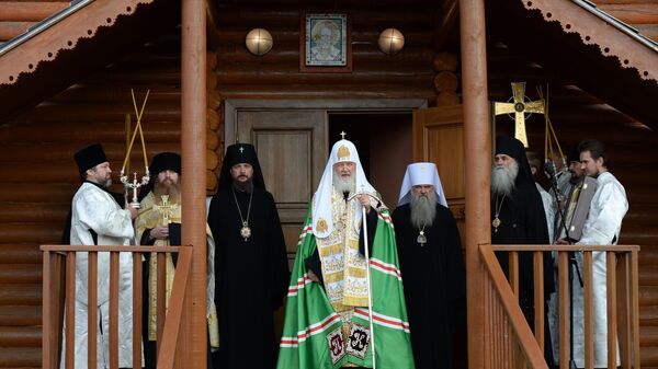 Патриарх Московский и всея Руси Кирилл после богослужения в Свято-Никольском храме в поселке Белушья Губа на архипелаге Новая Земля Патриарх Московский и всея Руси Кирилл после богослужения в Свято-Никольском храме в поселке Белушья Губа на архипелаге Новая Земля