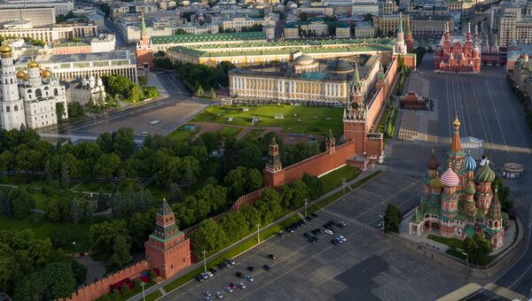 Московский Кремль и храм Василия Блаженного. Архивное фото Московский Кремль и храм Василия Блаженного. Архивное фото