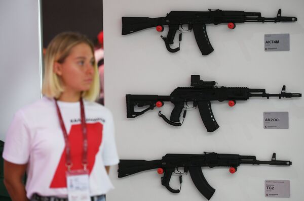 Автоматы Калашникова на презентации новых разработок концерна Калашников в рамках IV Международного военно-технического форума Армия-2018 в КВЦ Патриот Автоматы Калашникова на презентации новых разработок концерна Калашников в рамках IV Международного военно-технического форума Армия-2018 в КВЦ Патриот