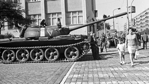 Советский танк на одной из улиц Праги в августе 1968 года Советский танк на одной из улиц Праги в августе 1968 года