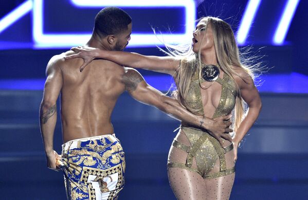 Дженнифер Лопес во время выступления на церемонии MTV Video Music Awards в Нью-Йорке Дженнифер Лопес во время выступления на церемонии MTV Video Music Awards в Нью-Йорке