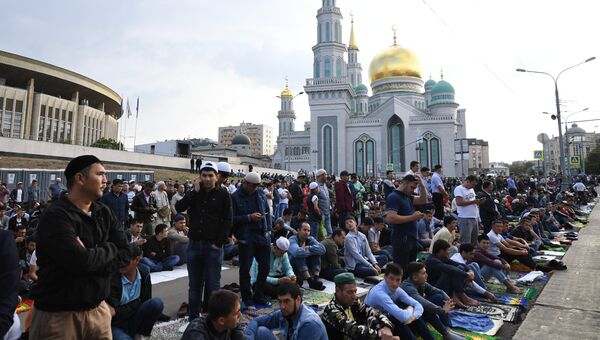 Верующие на богослужении в честь праздника Курбан-Байрам у Московской соборной мечети Верующие на богослужении в честь праздника Курбан-Байрам у Московской соборной мечети
