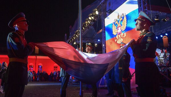 Военнослужащие роты почетного караула на торжественной церемонии поднятия государственного флага РФ в рамках мероприятий, посвященных празднованию Дня российского флага в Санкт-Петербурге Военнослужащие роты почетного караула на торжественной церемонии поднятия государственного флага РФ в рамках мероприятий, посвященных празднованию Дня российского флага в Санкт-Петербурге