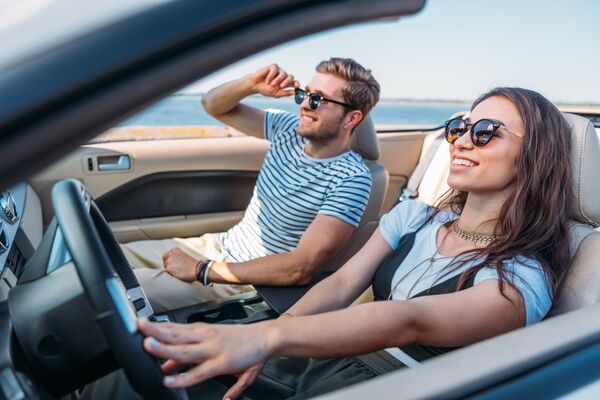 Девушка с мужчиной в автомобиле Девушка с мужчиной в автомобиле