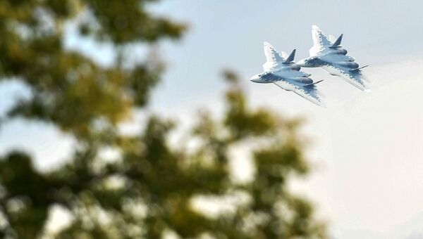 Многофункциональные истребители Су-57 во время демонстрационных полетов в рамках Международного военно-технического форума Армия-2018 Многофункциональные истребители Су-57 во время демонстрационных полетов в рамках Международного военно-технического форума Армия-2018
