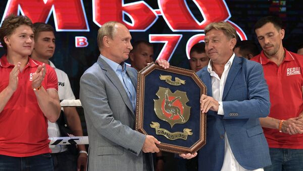 Президент РФ Владимир Путин и генеральный директор ГБОУ Центр спорта и образования Самбо-70 Москомспорта Ренат Лайшев Президент РФ Владимир Путин и генеральный директор ГБОУ Центр спорта и образования Самбо-70 Москомспорта Ренат Лайшев