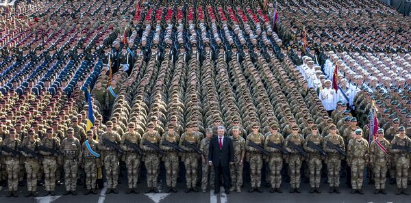 Президент Украины Петр Порошенко на репетиции военного парада в честь 27-ой годовщины Независимости Украины в центре Киева Президент Украины Петр Порошенко на репетиции военного парада в честь 27-ой годовщины Независимости Украины в центре Киева