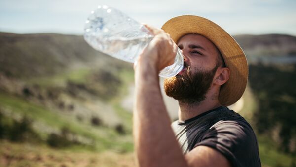 Турист пьет воду Турист пьет воду