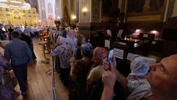 Верующие стоят в очереди к мощам святителя Спиридона Тримифунтского в Свято-Екатерининском соборе в Краснодаре. 24 августа 2018 Верующие стоят в очереди к мощам святителя Спиридона Тримифунтского в Свято-Екатерининском соборе в Краснодаре. 24 августа 2018