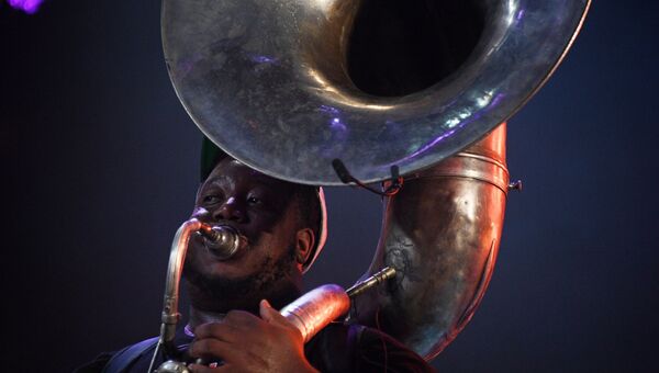 Участник Rebirth Brass Band во время выступления на 16-м международном музыкальном фестивале Koktebel Jazz Party Участник Rebirth Brass Band во время выступления на 16-м международном музыкальном фестивале Koktebel Jazz Party