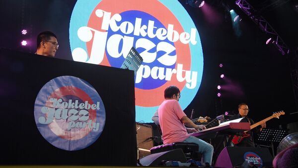 Участники китайской группы Sedar Band выступают на 16-м международном музыкальном фестивале Koktebel Jazz Party Участники китайской группы Sedar Band выступают на 16-м международном музыкальном фестивале Koktebel Jazz Party