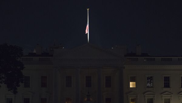 Государственный флаг США приспущен над зданием Белоого дома в Вашингтоне через несколько часов после смерти американского республиканского сенатора Джона Маккейна. 25 августа 2018 Государственный флаг США приспущен над зданием Белоого дома в Вашингтоне через несколько часов после смерти американского республиканского сенатора Джона Маккейна. 25 августа 2018