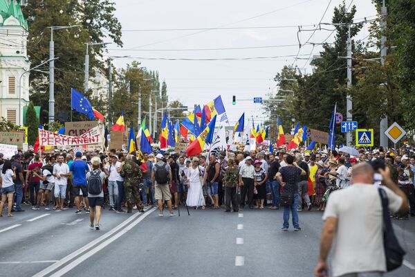 Участники акции протеста, требующие отставки правительства, в Кишиневе. 26 августа 2018 Участники акции протеста, требующие отставки правительства, в Кишиневе. 26 августа 2018